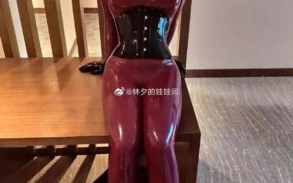 被变成乳胶衣娃娃,怎么穿乳胶衣