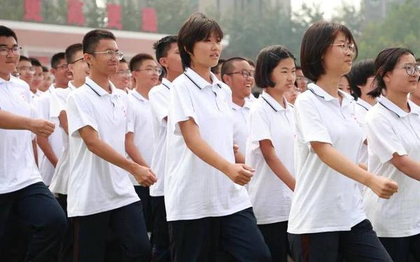 大学穿衡水二中校服上课,衡水二中的校服是什么样的