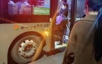 公交车太挤被从后面弄感觉好爽-公交进入