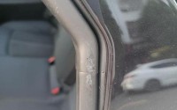 被压在玻璃窗边C(玻璃窗压缝胶条)