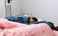 打扑克视频全程不该盖被子;真人
